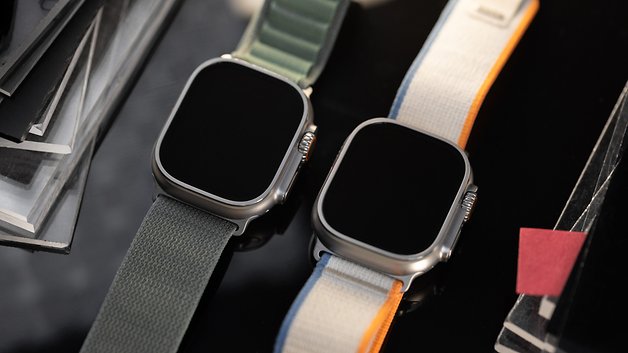 Dois modelos de Apple Watch Ultra 2 com diferentes pulseiras em uma superfície.