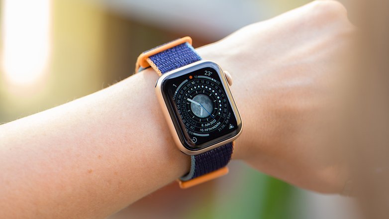 Apple Watch Series 4 memaparkan muka jam tangan baharu yang ditambah melalui kemas kini perisian