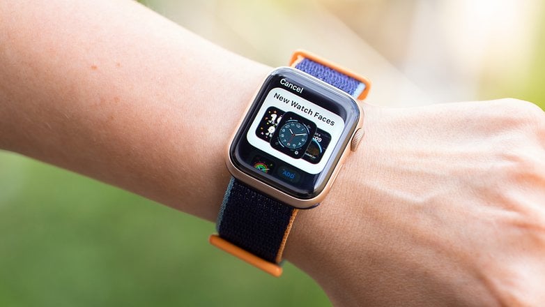 Apple Watch Series 4 memaparkan muka jam tangan baharu yang ditambah melalui kemas kini perisian