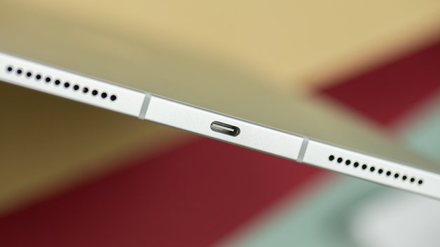 Foto que mostra a entrada USB-C do iPad 10.