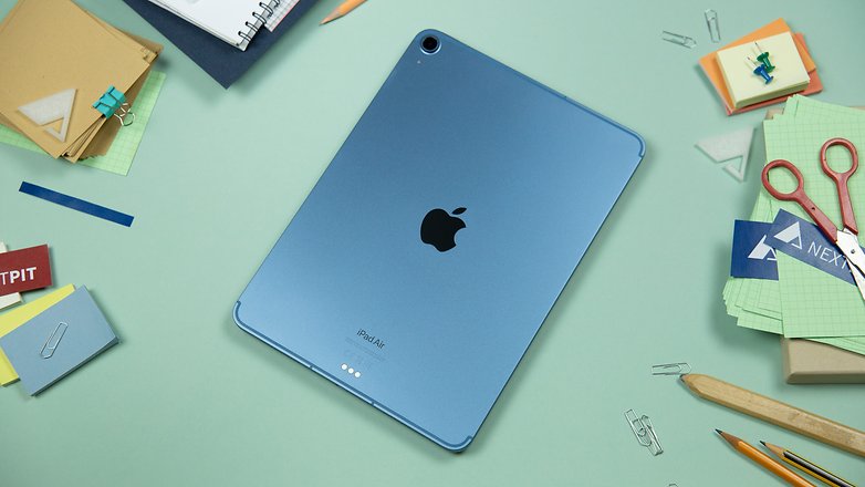 iPad Air liegt mit der blauen Rückseite nach oben auf dem Tisch.