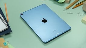 Das Apple iPad Air 2022 liegt in der Farbe Blau auf einem Tisch.