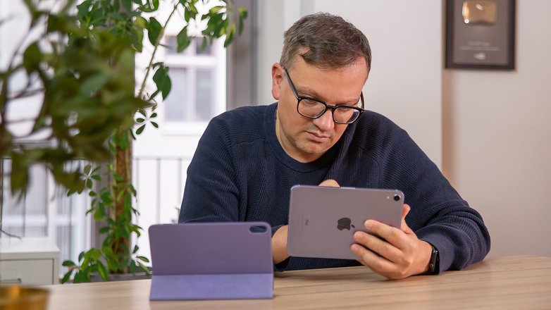 Fabi arbeitet am Schreibtisch mit dem iPad