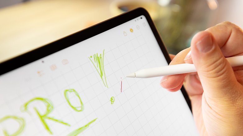 Der Apple Pencil 2 zeigt beim iPad Pro 2022 auch schon vor der Berührung an, was zu erwarten ist.