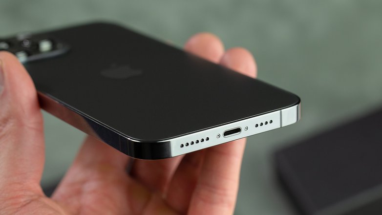 Apple iPhone 13 port lightning connector USB 3.0