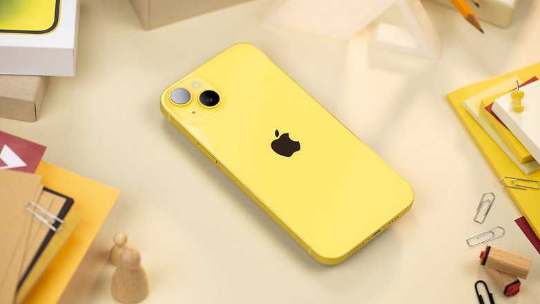 iPhone 14 jaune posé à plat sur une table et vu de dos