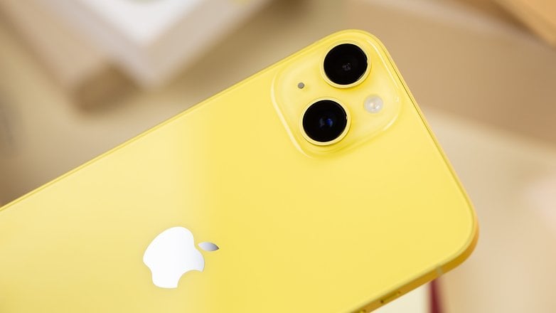 Apple iPhone 14 в желтом цвете
