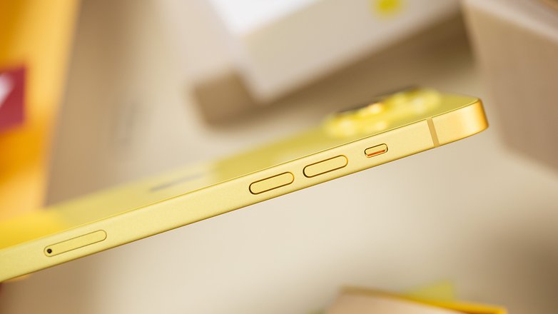 L'iPhone 14 jaune vu de côté avec les boutons de volume et son cadre doré