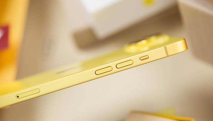 NextPit Apple iPhone 14 Plus Yellow Side