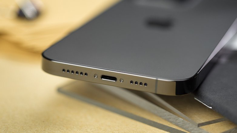 Apple iPhone 14 Pro Max tranche inferieure port Lightning et haut parleurs