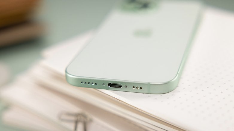 Aperçu du port USB-C de l'iPhone 15 d'Apple posé à plat face contre terre sur une table