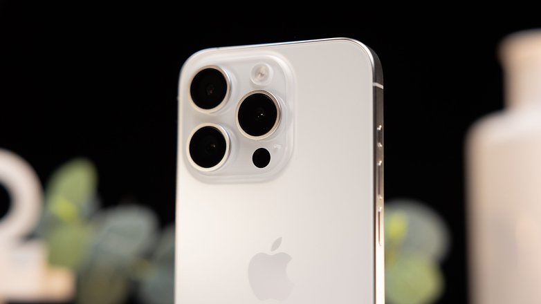 Es wird die Triple-Kamera des Apple iPhone 15 Pro gezeigt.