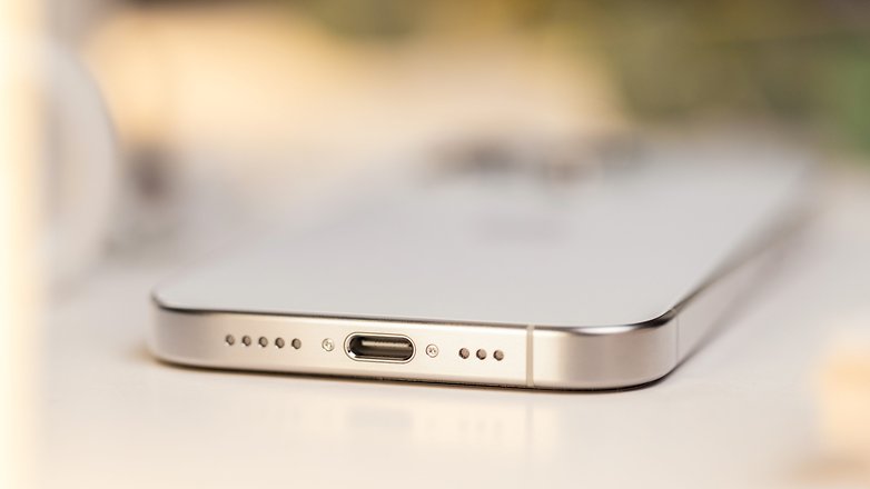 Un aperçu du nouveau port USB-C de l'iPhone 15 Pro d'Apple