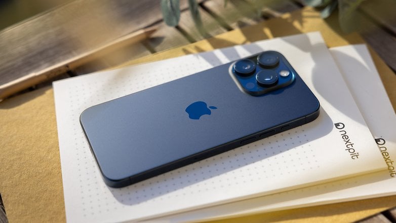 L'iPhone 15 Pro Max d'Apple vu de dos et de haut, posé à plat sur une table