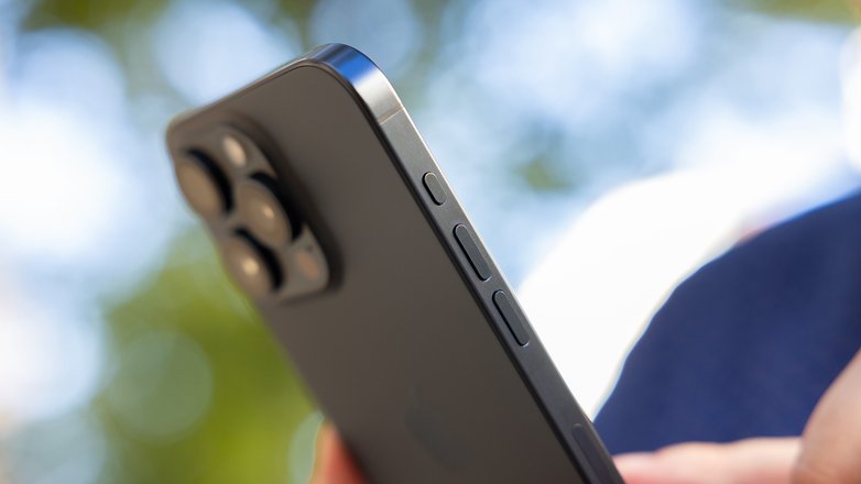 L'iPhone 15 Pro Max d'Apple vu de côté avec un zoom sur son bouton d'action placé sur sa tranche latérale gauche