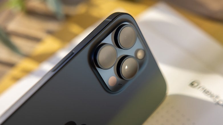 Az Apple iPhone 15 Pro Max kameramodul kiemelve