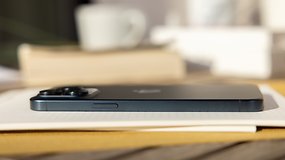 L'iPhone 15 Pro Max d'Apple vu de côté, posé à plat sur une table