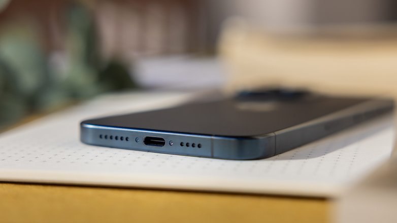 Das Apple iPhone 15 Pro Max mit USB-Port.