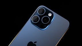 L'iPhone 15 Pro Max vu de dos ave un zoom sur son triple module photo arrière