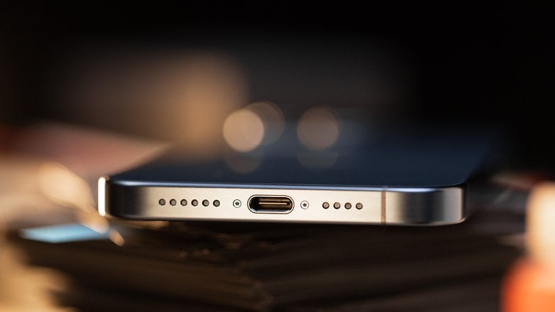 L'iPhone 15 Pro Max posé à plat sur le dos avec un aperçu de son port USB-C placé sur sa tranche transversale inférieure