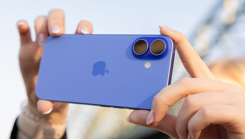 Mit 300-GB-Tarif: Endlich mal ein Deal zum iPhone 16, der sich wirklich lohnt nextpit iPhone 16 Hands On Camera