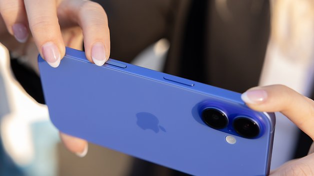 Une personne tenant un iPhone 16 bleu, se concentrant sur les boutons et la caméra