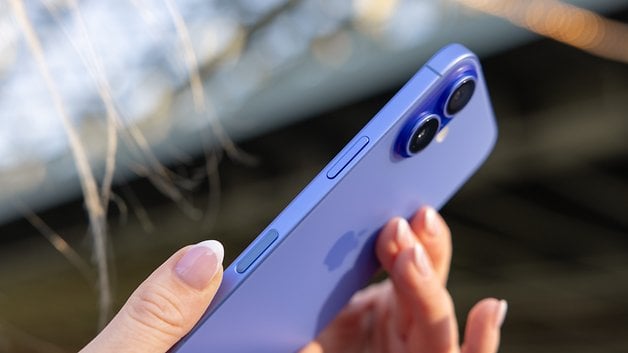 Uma pessoa segurando um iPhone 16 roxo, mostrando seu design traseiro e câmeras duplas