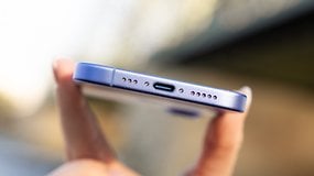 Gros plan d'un iPhone 16 montrant le bas avec un port USB-C et des trous de haut-parleur.