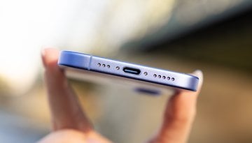 Nahaufnahme eines iPhone 16, das die Unterseite mit einem USB-C-Anschluss und Lautsprechern zeigt.