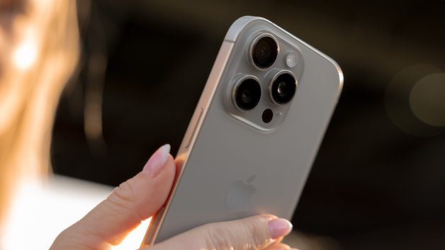 Eine Person hält ein iPhone 16 Pro und zeigt das Design mit der Triple-Kamera.