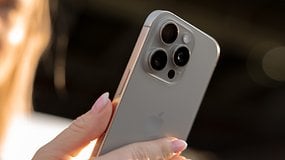 Uma pessoa segurando um iPhone 16 Pro, exibindo seu design com três câmeras.