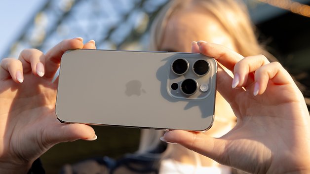 Une personne tenant un iPhone 16 Pro face à la caméra, montrant son design et ses fonctionnalités photo.