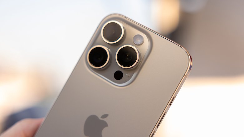 Gros plan d'un iPhone 16 Pro montrant son système de triple caméra.