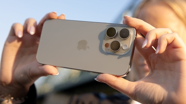 Eine Person, die ein iPhone 16 Pro mit Kameradesign hält.