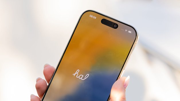 Une main tenant un iPhone 16 Pro affichant l'heure 08:09 et le mot 'hal' à l'écran.