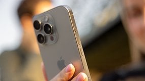 Nahaufnahme eines iPhone 16 Pro, das in der Hand gehalten wird, mit Fokus auf Kamera und Tasten.