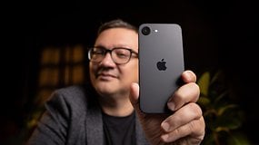 Uma pessoa segurando um Apple iPhone 16e, exibindo seu design traseiro com o logo da Apple.