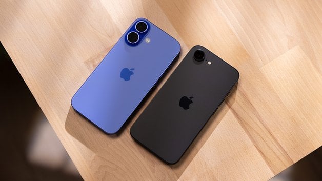 Dois iPhones em uma superfície de madeira: um iPhone 16 azul e um iPhone 16e preto.