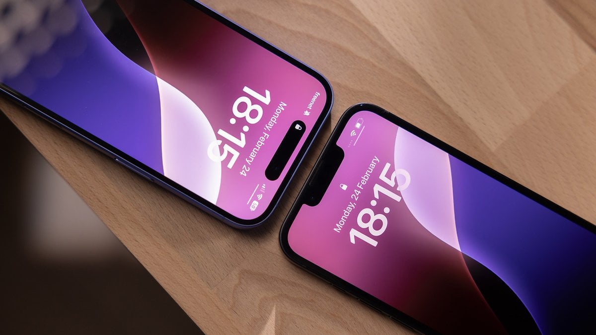 Dos iPhones mostrando la hora: 18:15 y 18:13 sobre una superficie de madera.