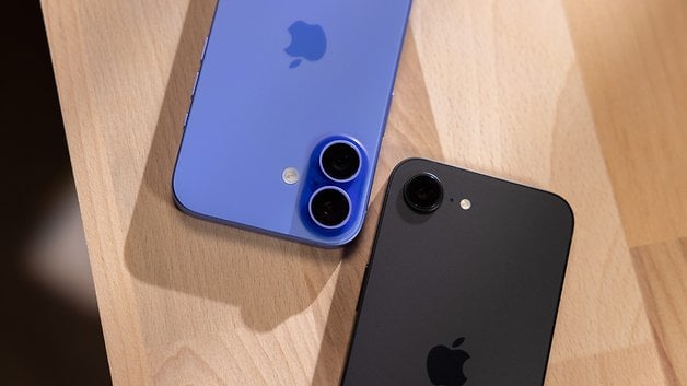 Dois iPhones, um em azul e outro em preto, exibidos sobre uma superfície de madeira.