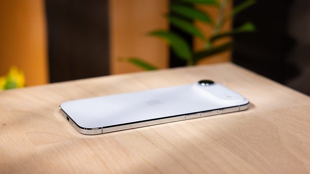 Ein weißes Apple iPhone Air liegt auf einer Holzoberfläche.