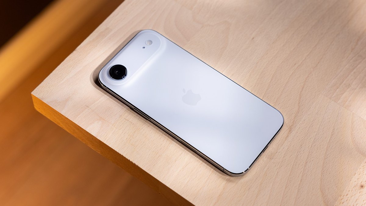 Un iPhone blanc d'Apple sur une surface en bois.