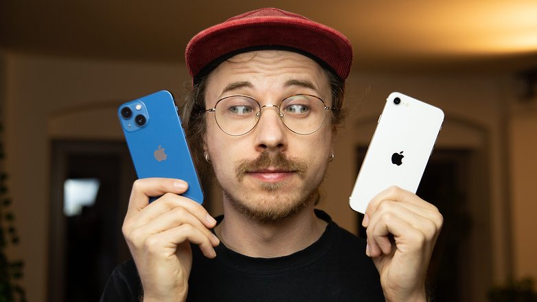 Ben, der das iPhone 13 und das iPhone SE hält.