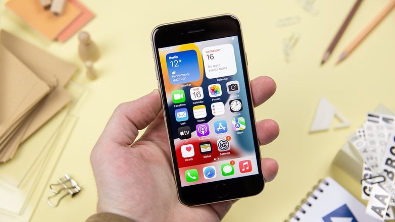 Apple's iPhone SE 2022 has uber fat bezels.