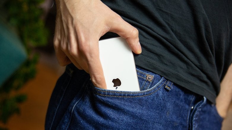 Halb in die Hose gestecktes iPhone