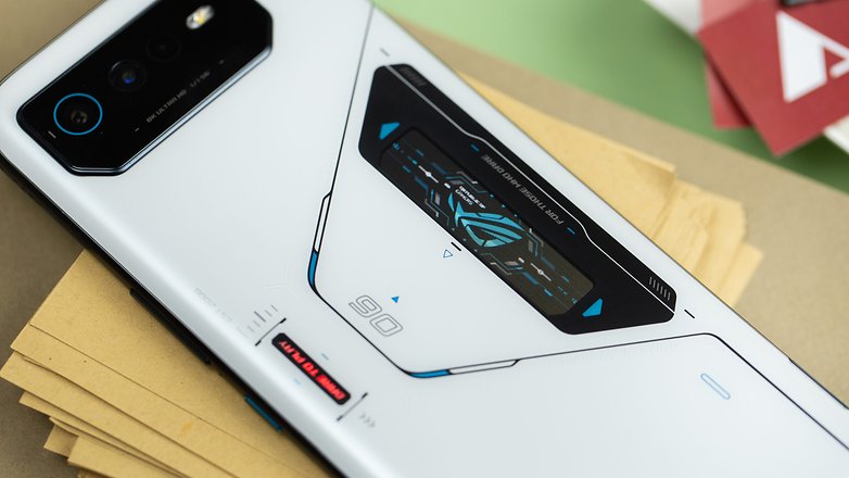 Der Bildschirm auf dem Rücken des Asus ROG Phone 6 Pro