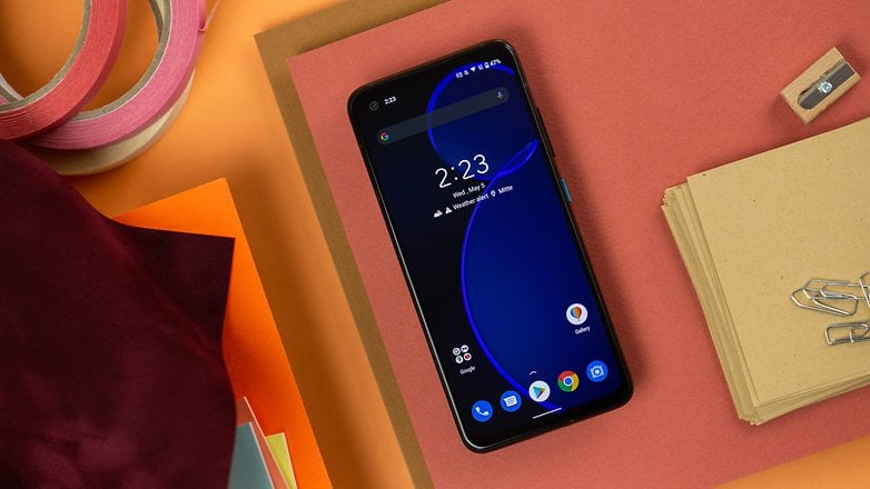 Asus Zenfone 8 mit eingeschaltetem Display liegt auf einem Tisch.