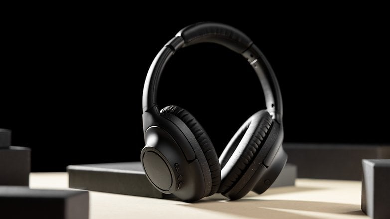 Nahaufnahme der Audio-Technica ATH-S300BT auf einem Tisch stehend