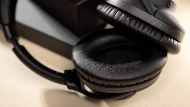 Le casque Audio-Technica ATH-S300BT avec un zoom sur les coussinets de ses oreillettes.