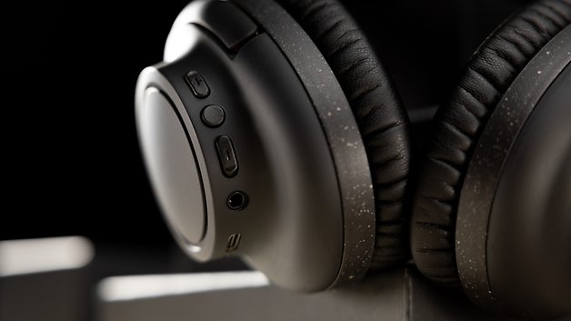 Le casque Audio-Technica ATH-S300BTavec un zoom sur sa prise jack 3,5 mm.